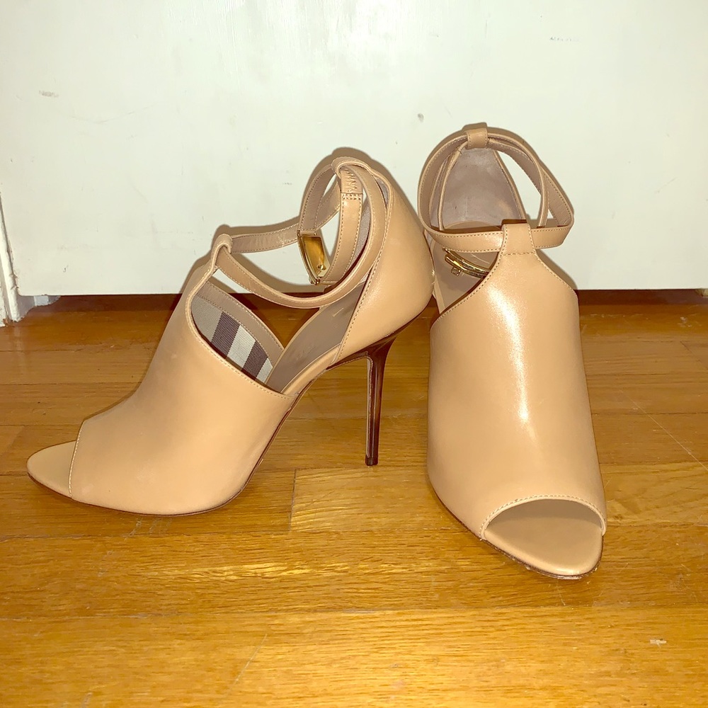 Burberry heels, sz 40, like new condition!